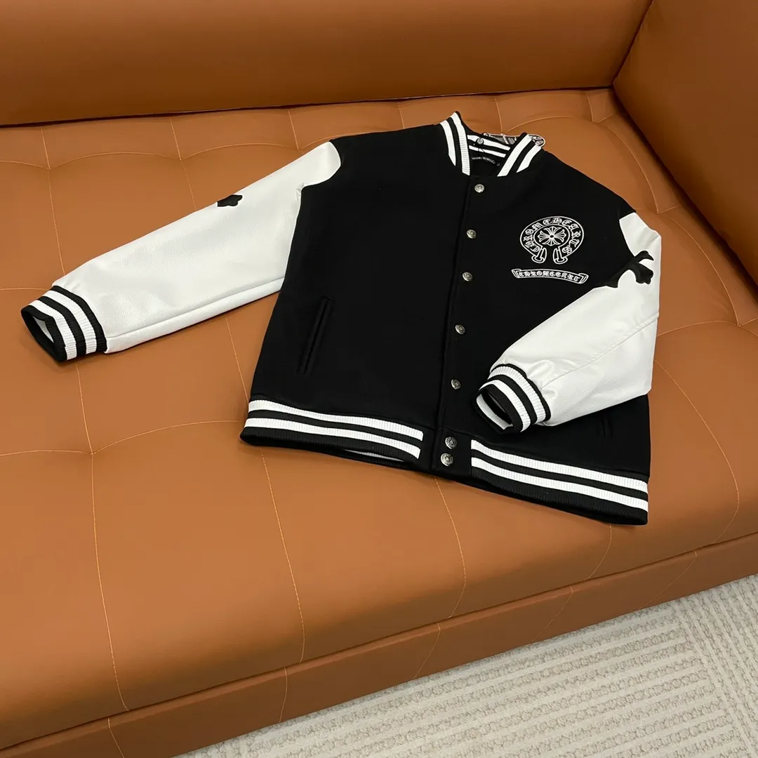 🅿️410 CH➡️Cro Xin 2024ss runway style baseball uniform jacket. I ordered the original model and it took a month to finally ship. I love it so much. The upper body is really handsome. A blogger on Douyin said that LV's new products this year will become the future trend. If you look through street photos, you will find that celebrities regard it as a collectible jacket, a must-have item for men and women who want light luxury for commuting. Developing the highest version on the entire network, it took 1 month to customize and the cost was extremely high. The German imported flat-machine made custom-woven wool jacquard threads, using the first layer of imported lambskin. The pleated texture is unparalleled. It is hand-cut and meticulously crafted. The stitching position is very technical. Whether the whole garment is good or not depends on this position. Top-notch workmanship and details can stand the test. A full set of customized accessories, the letters are clear and perfectly restored without any difference. High-end atmosphere and full grade! The entire dress is exclusively customized with heavy craftsmanship. The towel patch embroidery is perfectly combined with craft embroidery and precise stitching! Absolute craftsmanship quality!